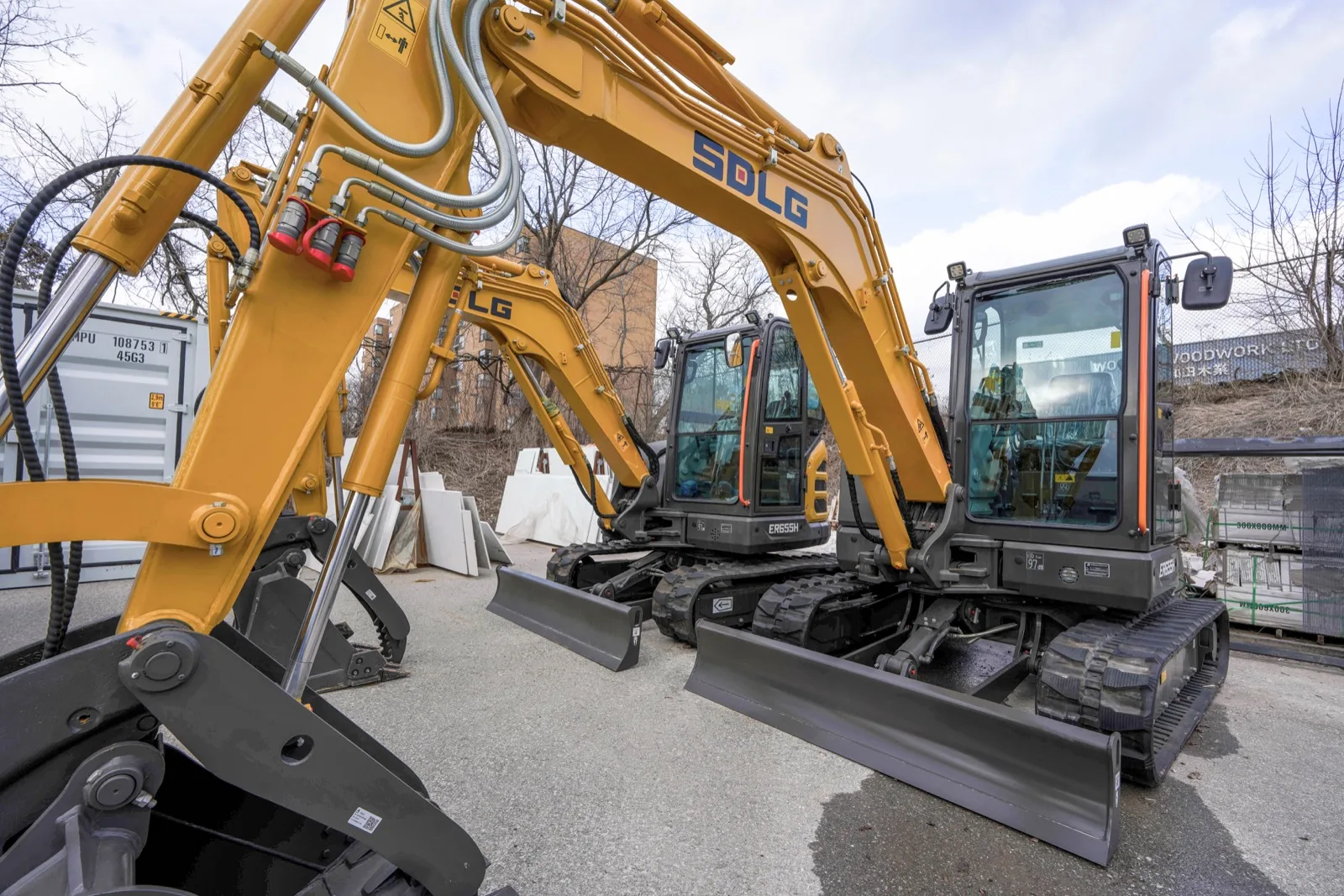 Excavatrices SDLG alignées dans la cour de TerraX à Toronto